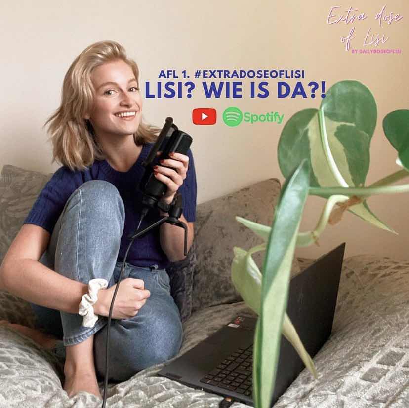 episode 1 screensaver with Lisi sitting on the couch and holding her microphone